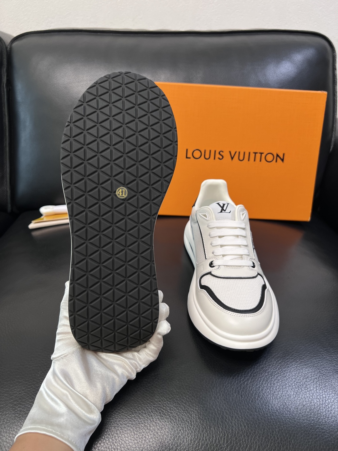 Lv 高品质  顶级工艺品  路易威登，专柜同步原厂配置，鞋面意大利进口，高品质拼接缤纷色彩复杂工艺品，