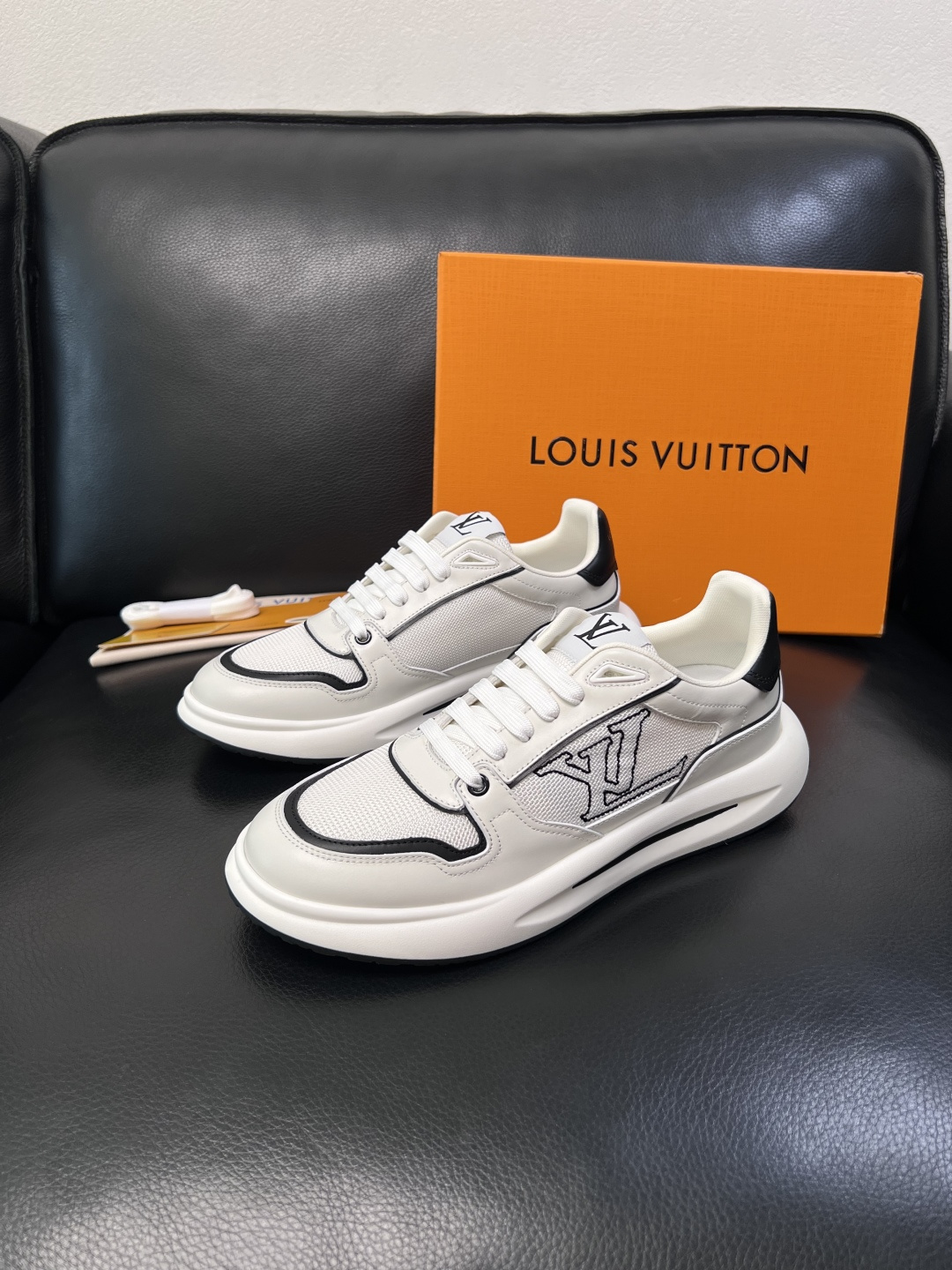 Lv 高品质  顶级工艺品  路易威登，专柜同步原厂配置，鞋面意大利进口，高品质拼接缤纷色彩复杂工艺品，