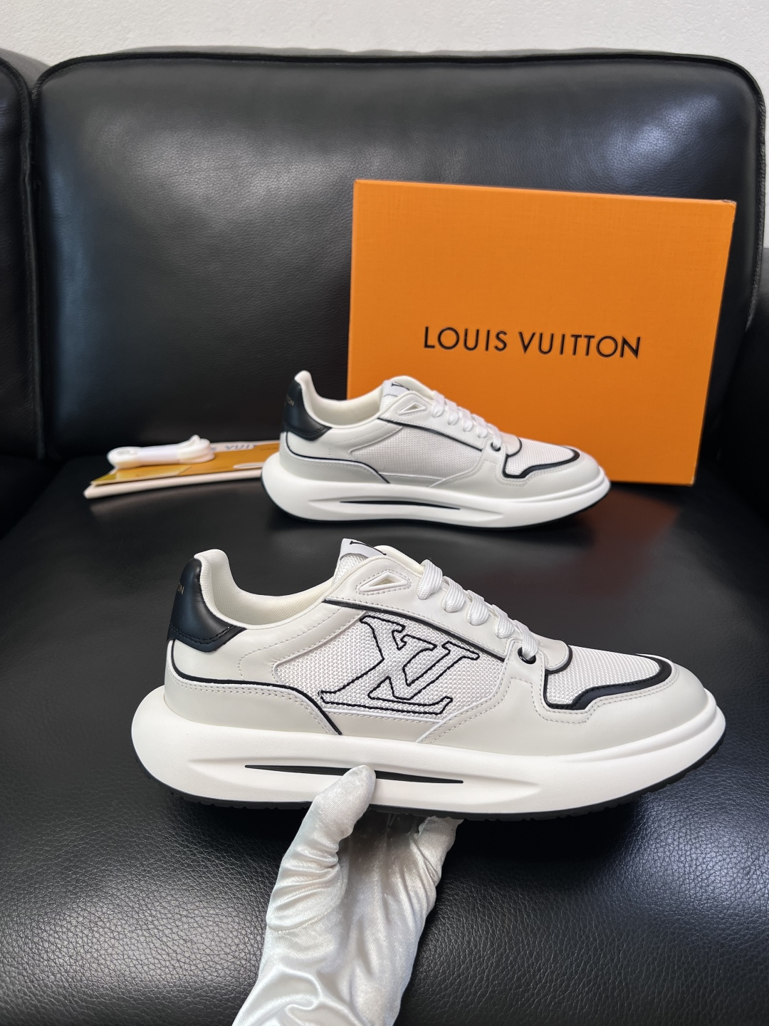 Lv 高品质  顶级工艺品  路易威登，专柜同步原厂配置，鞋面意大利进口，高品质拼接缤纷色彩复杂工艺品，