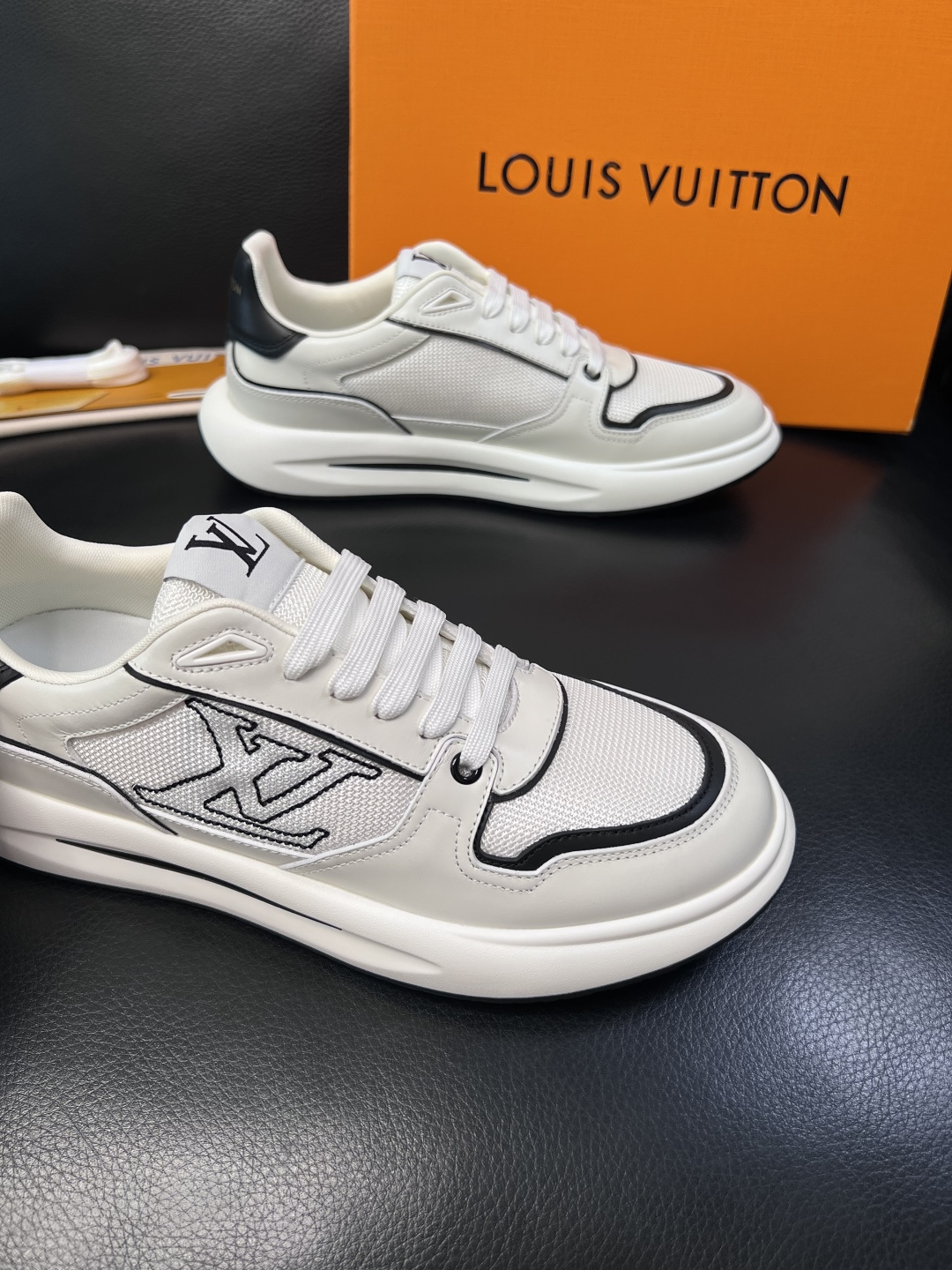Lv 高品质  顶级工艺品  路易威登，专柜同步原厂配置，鞋面意大利进口，高品质拼接缤纷色彩复杂工艺品，