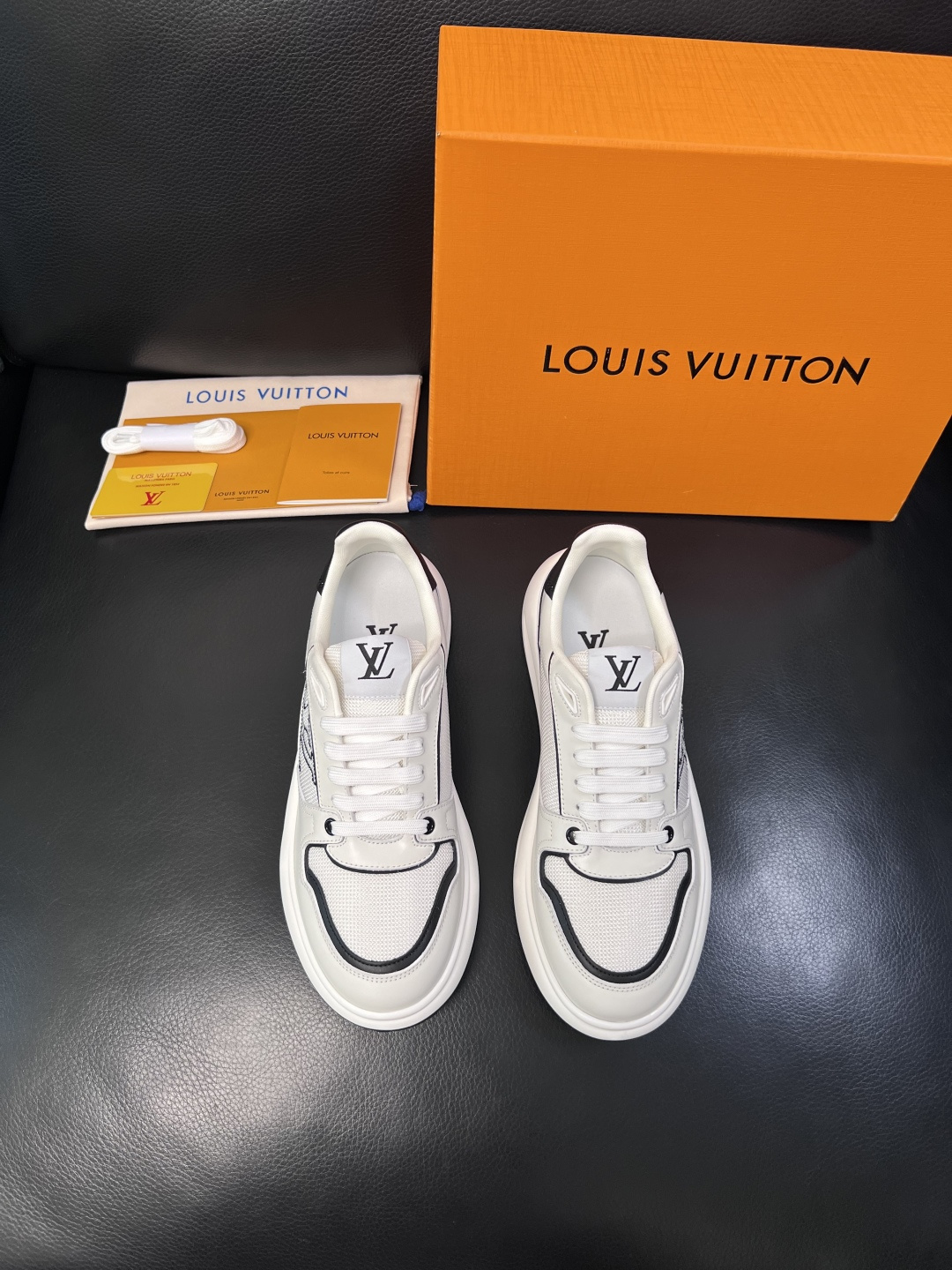 Lv 高品质  顶级工艺品  路易威登，专柜同步原厂配置，鞋面意大利进口，高品质拼接缤纷色彩复杂工艺品，