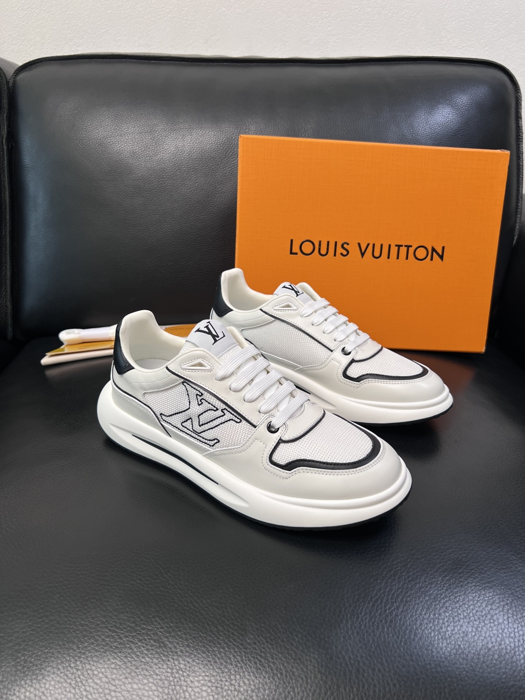 Lv 高品质  顶级工艺品  路易威登，专柜同步原厂配置，鞋面意大利进口，高品质拼接缤纷色彩复杂工艺品，