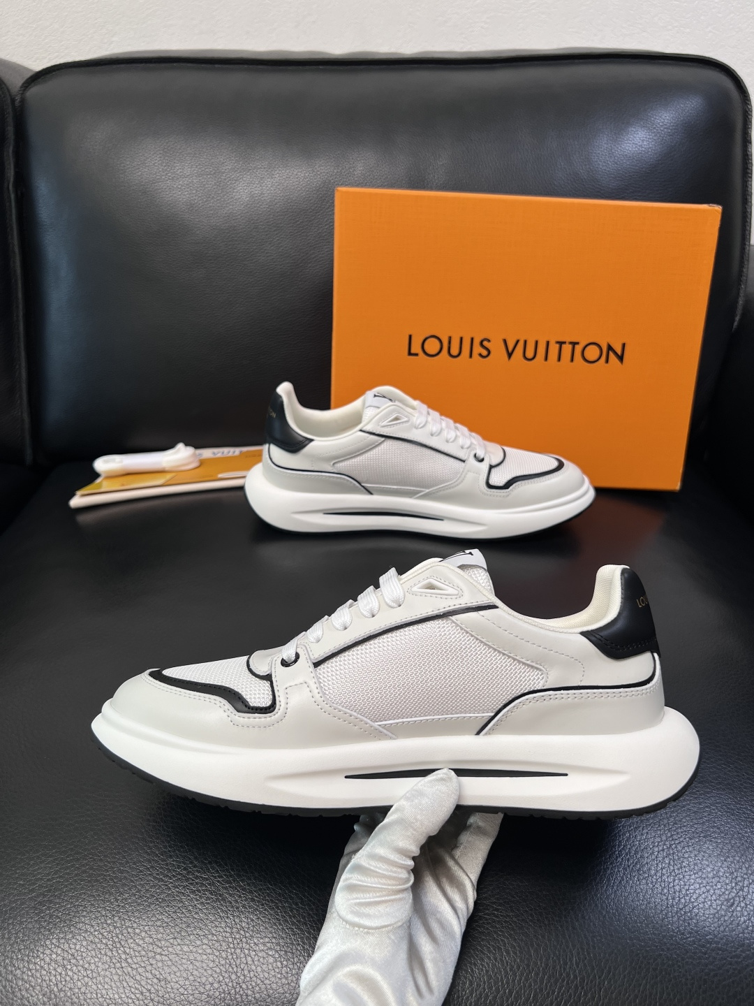 Lv 高品质  顶级工艺品  路易威登，专柜同步原厂配置，鞋面意大利进口，高品质拼接缤纷色彩复杂工艺品，