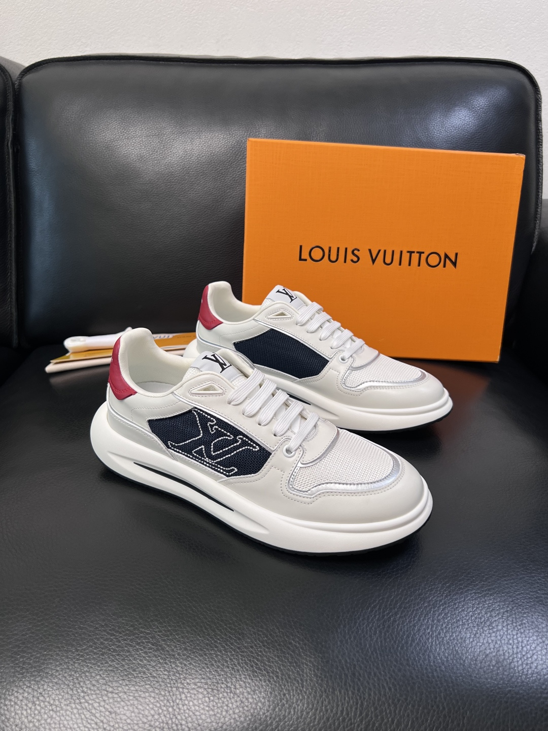 Lv 高品质  顶级工艺品  路易威登，专柜同步原厂配置，鞋面意大利进口，高品质拼接缤纷色彩复杂工艺品，