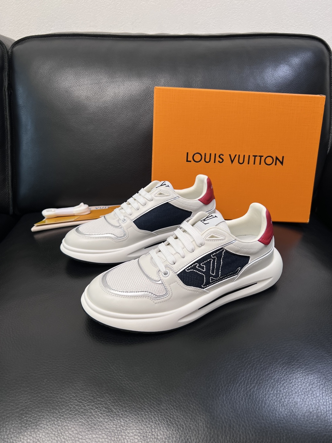 Lv 高品质  顶级工艺品  路易威登，专柜同步原厂配置，鞋面意大利进口，高品质拼接缤纷色彩复杂工艺品，