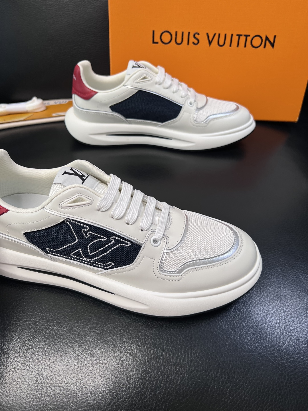 Lv 高品质  顶级工艺品  路易威登，专柜同步原厂配置，鞋面意大利进口，高品质拼接缤纷色彩复杂工艺品，