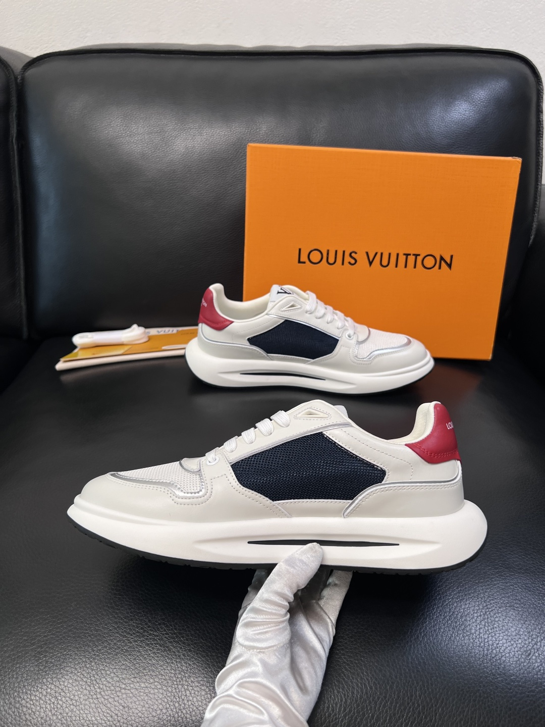 Lv 高品质  顶级工艺品  路易威登，专柜同步原厂配置，鞋面意大利进口，高品质拼接缤纷色彩复杂工艺品，