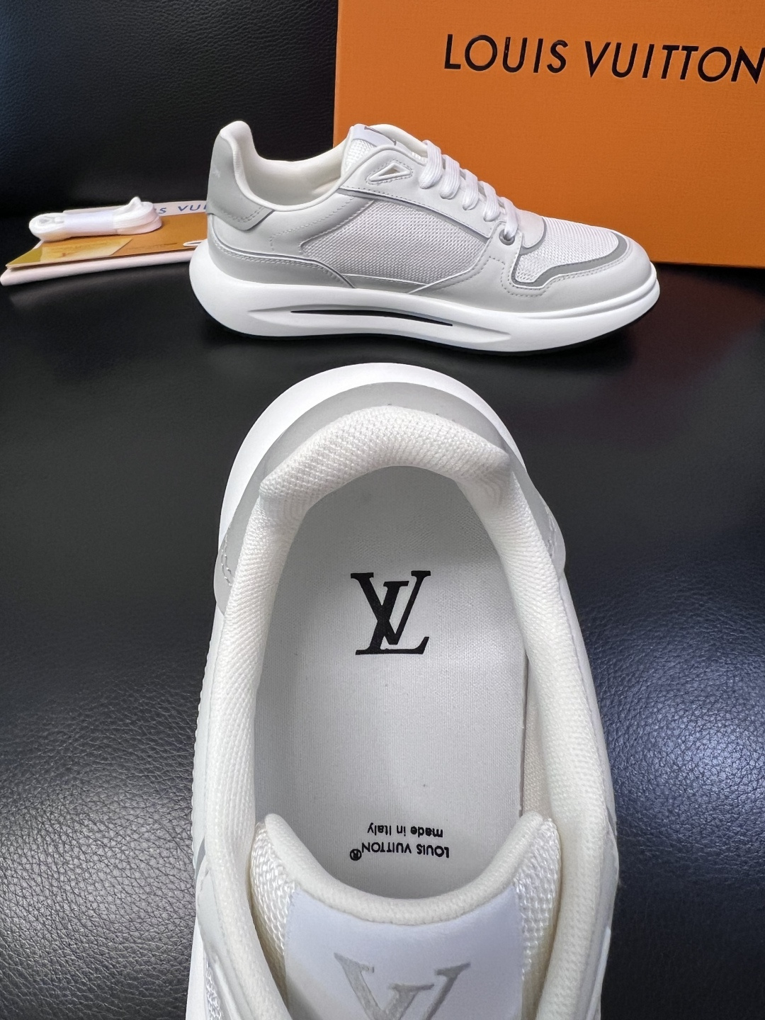 Lv 高品质  顶级工艺品  路易威登，专柜同步原厂配置，鞋面意大利进口，高品质拼接缤纷色彩复杂工艺品，