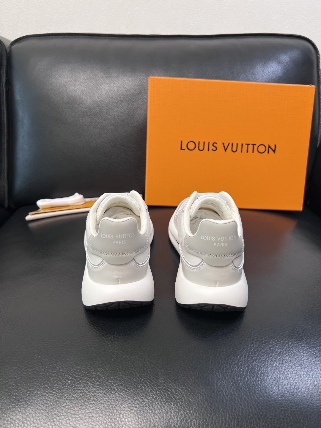 Lv 高品质  顶级工艺品  路易威登，专柜同步原厂配置，鞋面意大利进口，高品质拼接缤纷色彩复杂工艺品，