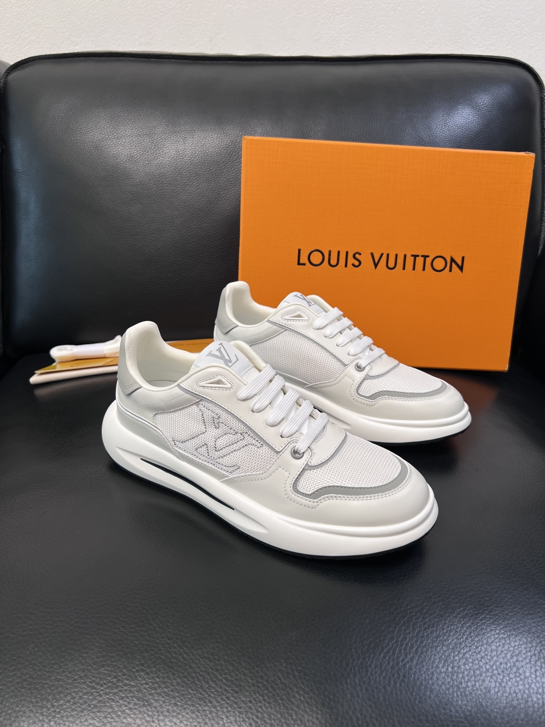 Lv 高品质  顶级工艺品  路易威登，专柜同步原厂配置，鞋面意大利进口，高品质拼接缤纷色彩复杂工艺品，