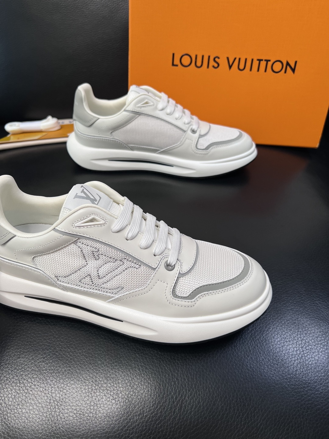 Lv 高品质  顶级工艺品  路易威登，专柜同步原厂配置，鞋面意大利进口，高品质拼接缤纷色彩复杂工艺品，