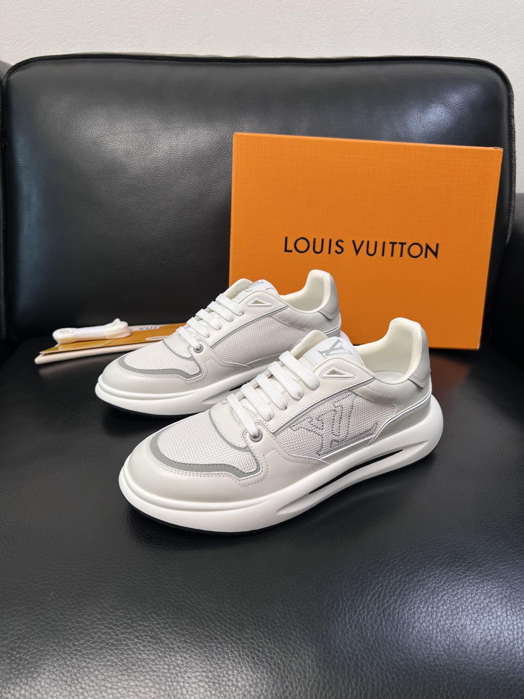 Lv 高品质  顶级工艺品  路易威登，专柜同步原厂配置，鞋面意大利进口，高品质拼接缤纷色彩复杂工艺品，