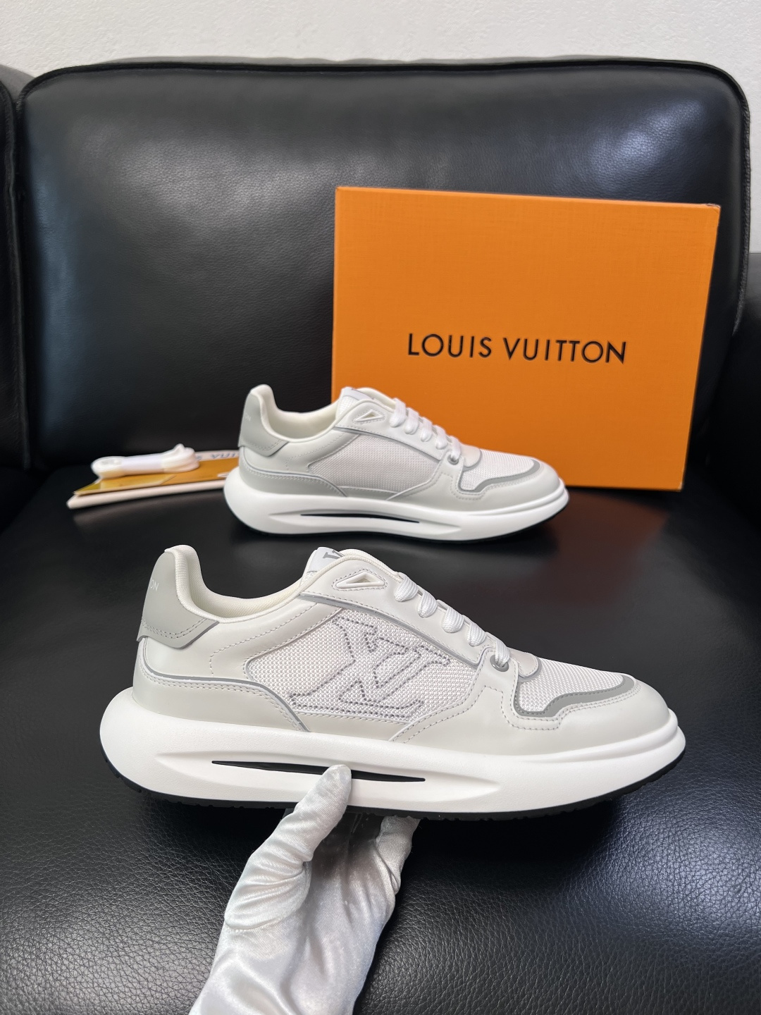 Lv 高品质  顶级工艺品  路易威登，专柜同步原厂配置，鞋面意大利进口，高品质拼接缤纷色彩复杂工艺品，