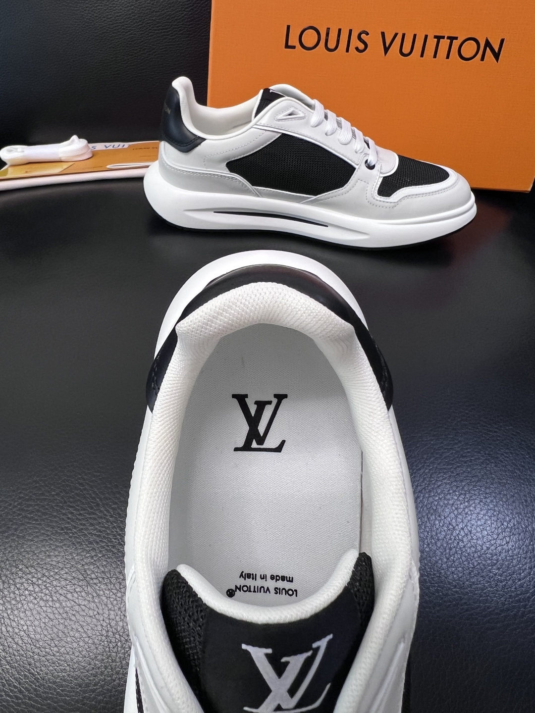 Lv 高品质  顶级工艺品  路易威登，专柜同步原厂配置，鞋面意大利进口，高品质拼接缤纷色彩复杂工艺品，