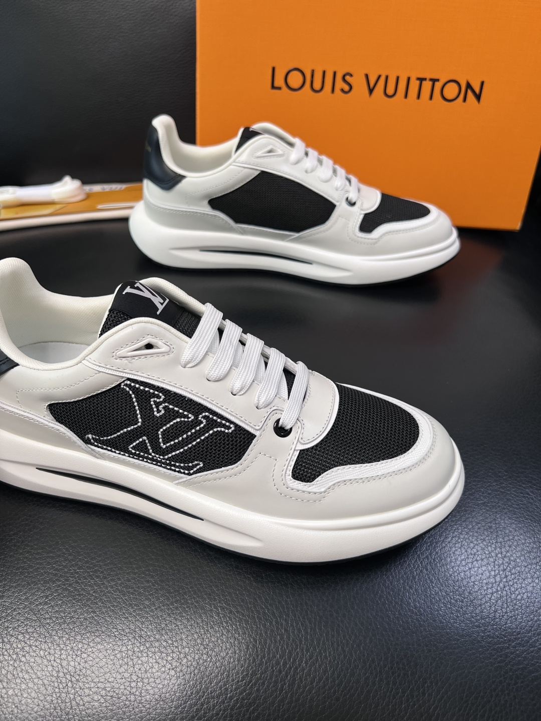 Lv 高品质  顶级工艺品  路易威登，专柜同步原厂配置，鞋面意大利进口，高品质拼接缤纷色彩复杂工艺品，