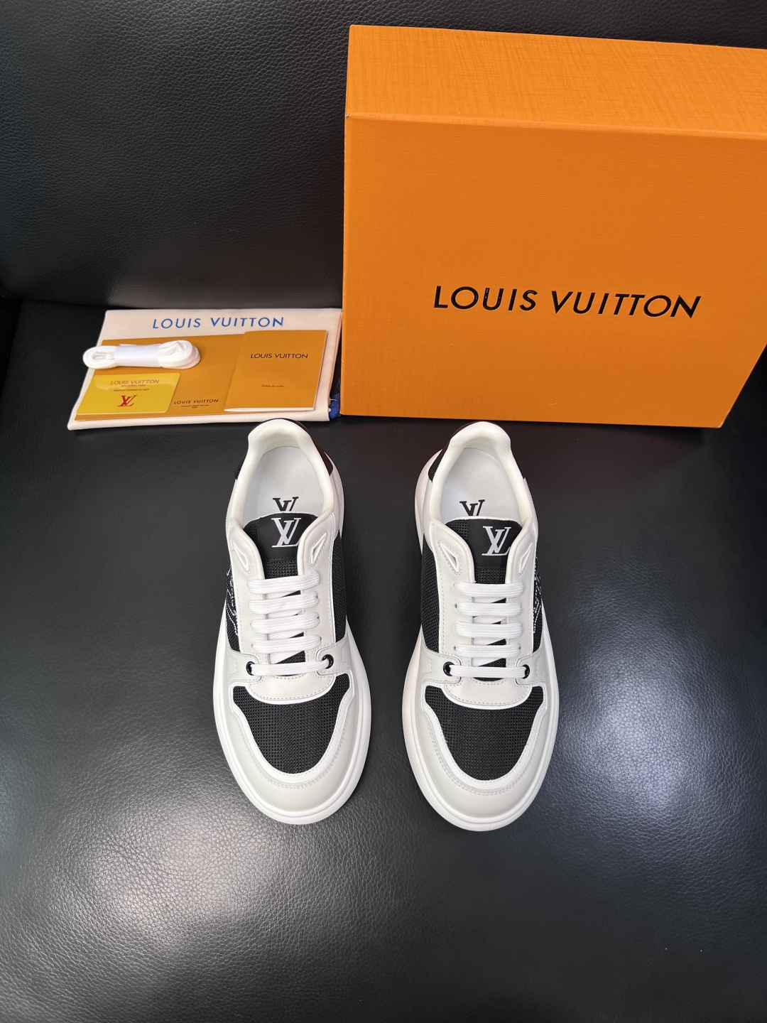 Lv 高品质  顶级工艺品  路易威登，专柜同步原厂配置，鞋面意大利进口，高品质拼接缤纷色彩复杂工艺品，