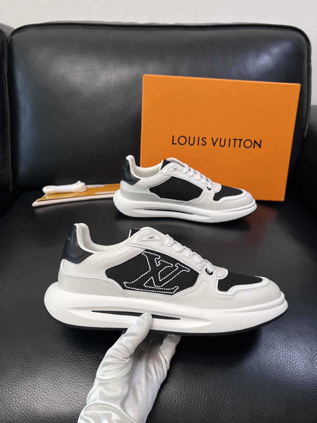 Lv 高品质  顶级工艺品  路易威登，专柜同步原厂配置，鞋面意大利进口，高品质拼接缤纷色彩复杂工艺品，