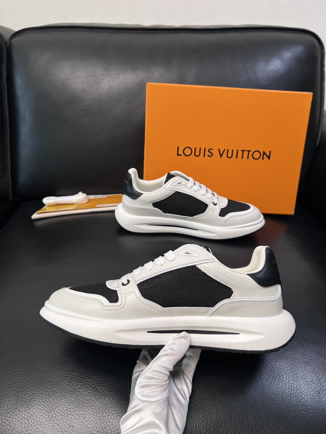 Lv 高品质  顶级工艺品  路易威登，专柜同步原厂配置，鞋面意大利进口，高品质拼接缤纷色彩复杂工艺品，