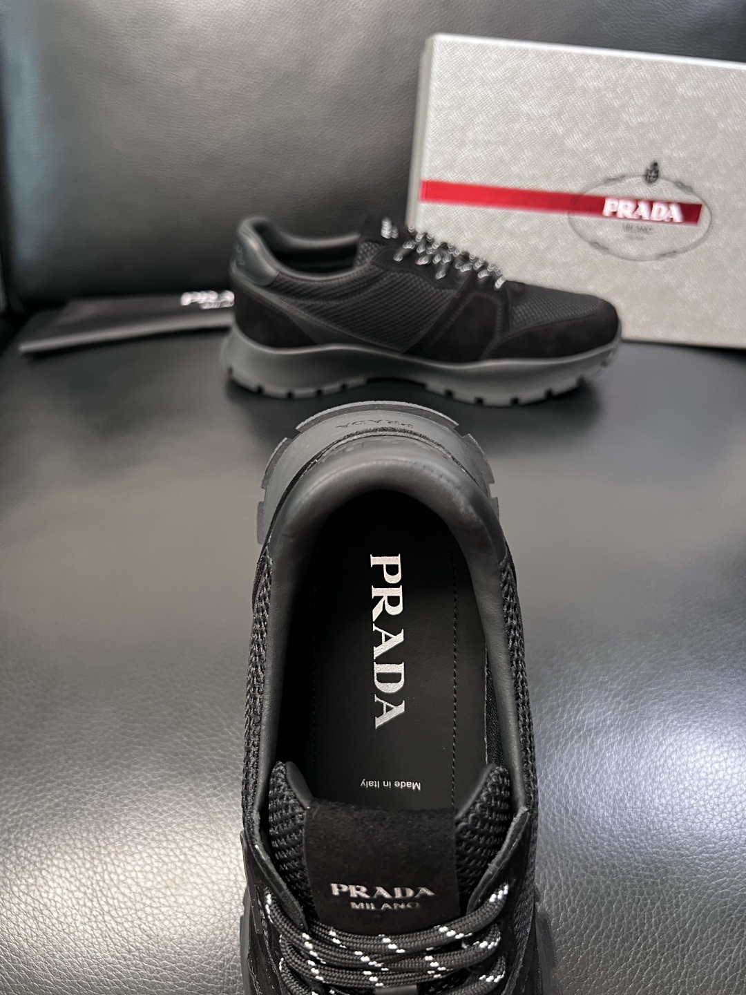 PRADA  高品质  顶级工艺品 普拉达 专柜同步 原厂配置，意大利进口原版牛皮面料，透气舒适进口水染