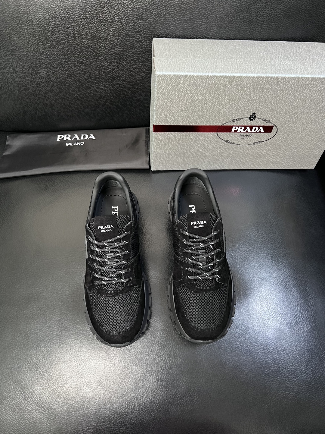 PRADA  高品质  顶级工艺品 普拉达 专柜同步 原厂配置，意大利进口原版牛皮面料，透气舒适进口水染