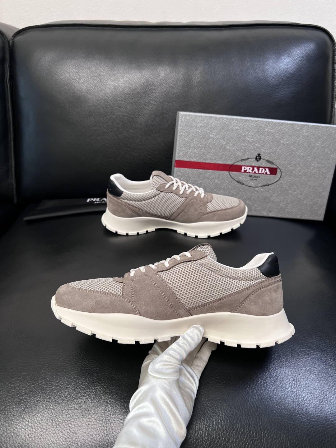 PRADA  高品质  顶级工艺品 普拉达 专柜同步 原厂配置，意大利进口原版牛皮面料，透气舒适进口水染