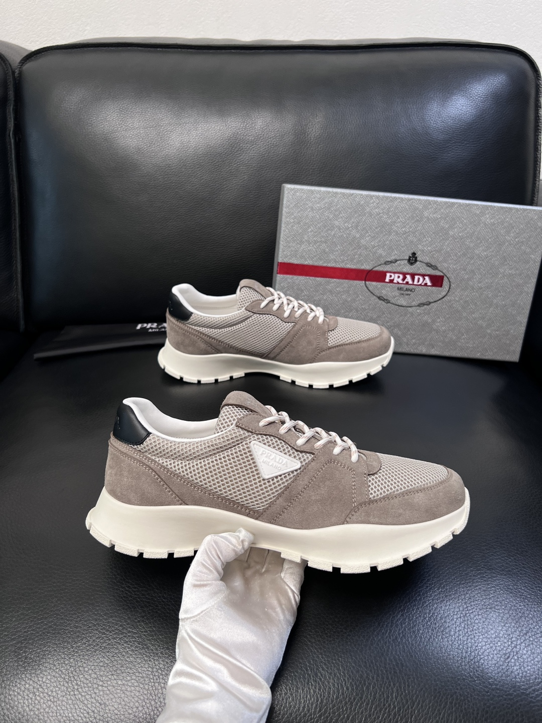PRADA  高品质  顶级工艺品 普拉达 专柜同步 原厂配置，意大利进口原版牛皮面料，透气舒适进口水染
