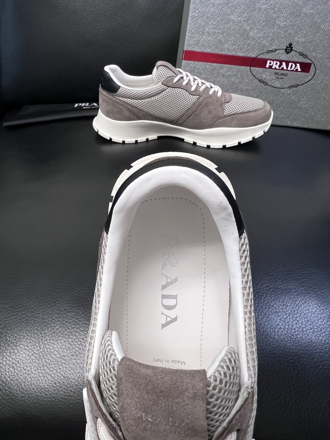 PRADA  高品质  顶级工艺品 普拉达 专柜同步 原厂配置，意大利进口原版牛皮面料，透气舒适进口水染