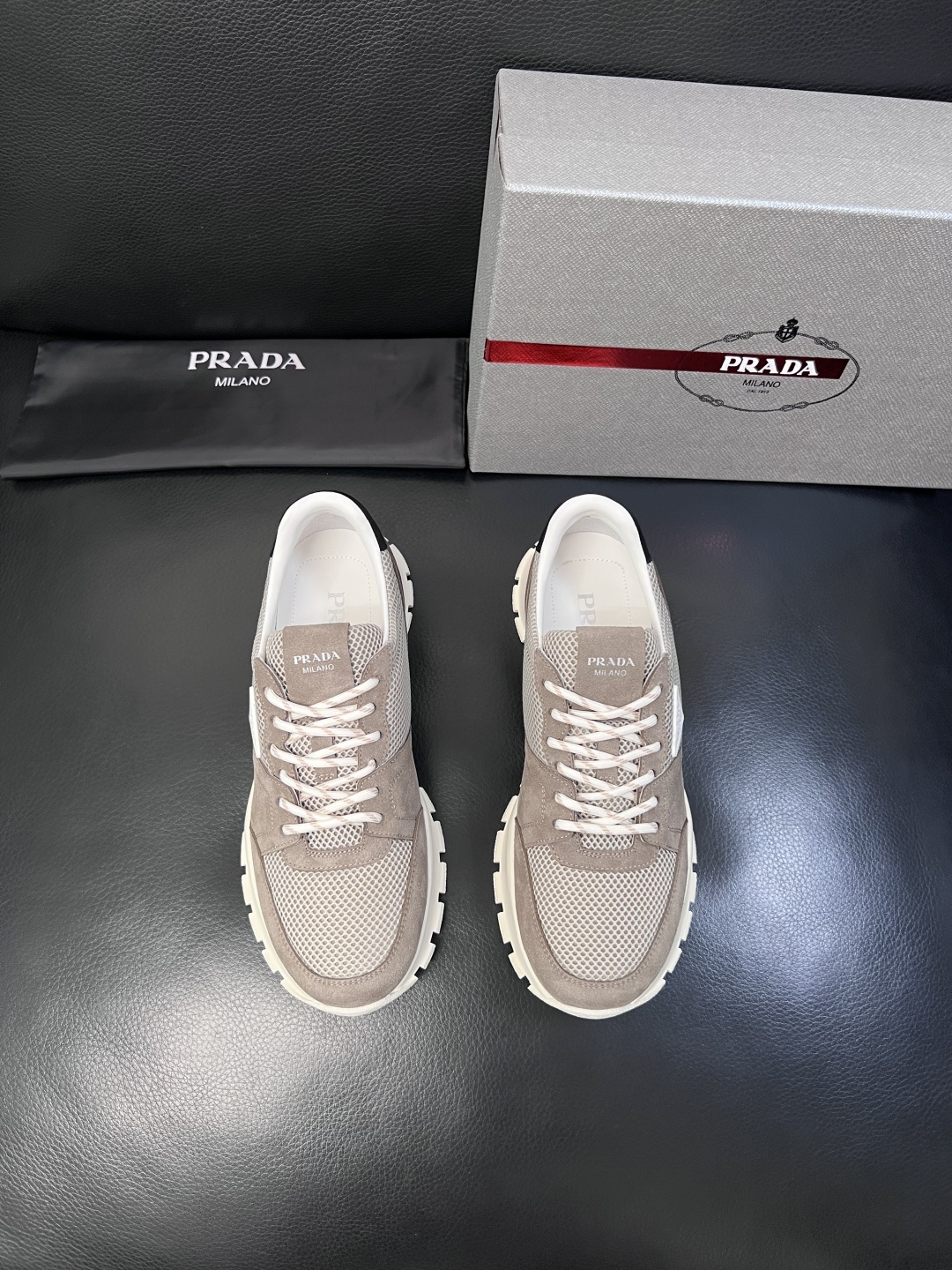 PRADA  高品质  顶级工艺品 普拉达 专柜同步 原厂配置，意大利进口原版牛皮面料，透气舒适进口水染