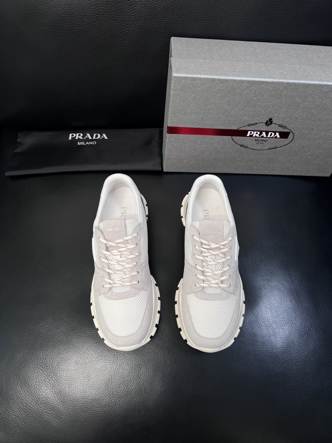 PRADA  高品质  顶级工艺品 普拉达 专柜同步 原厂配置，意大利进口原版牛皮面料，透气舒适进口水染