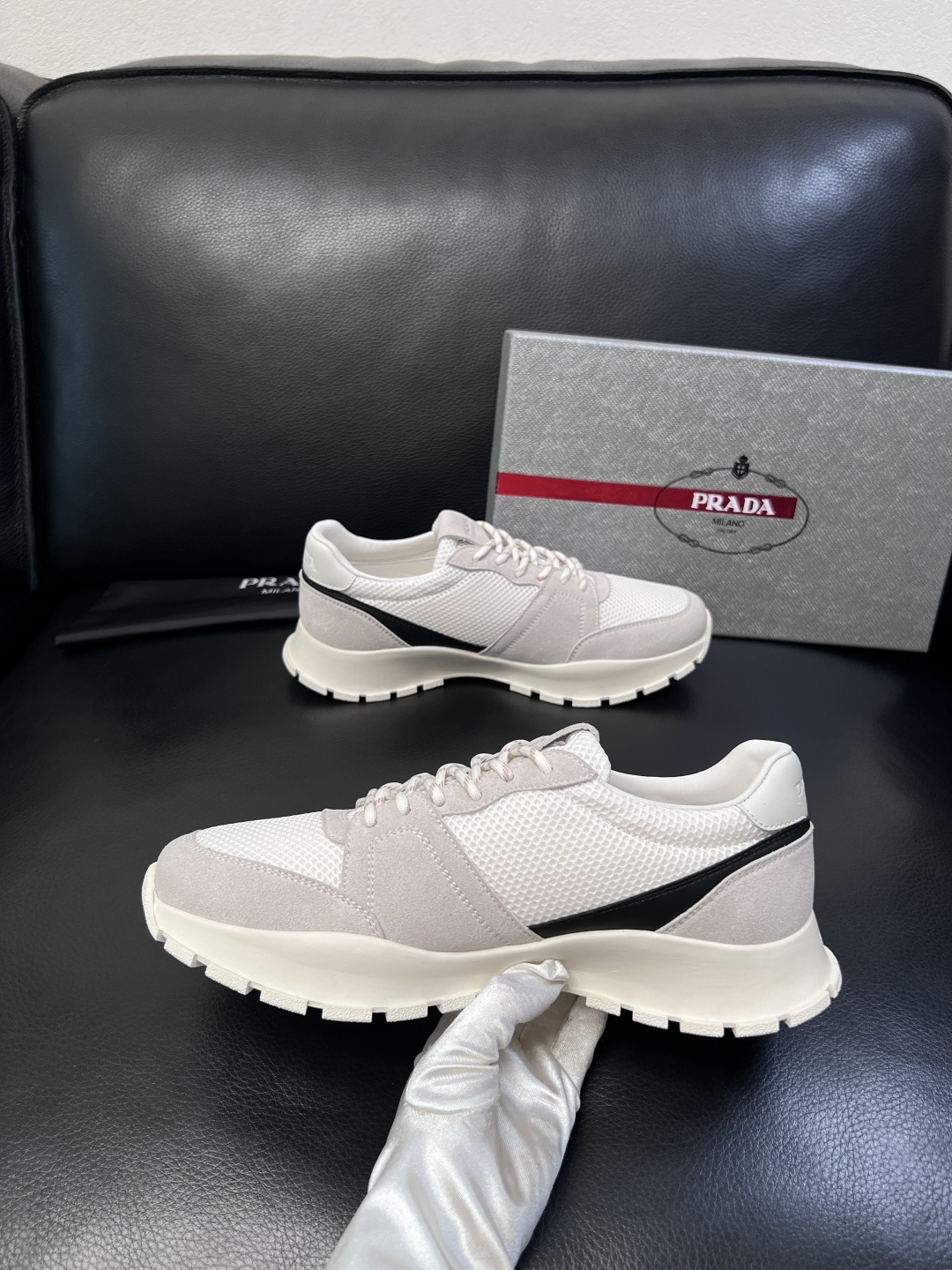 PRADA  高品质  顶级工艺品 普拉达 专柜同步 原厂配置，意大利进口原版牛皮面料，透气舒适进口水染