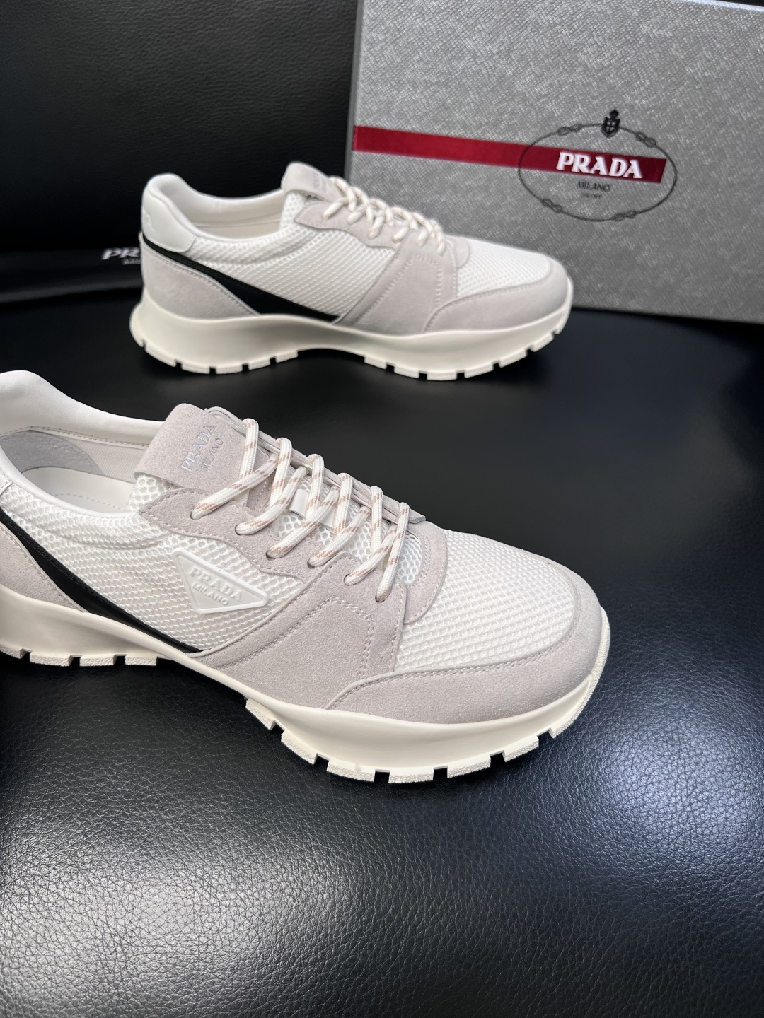 PRADA  高品质  顶级工艺品 普拉达 专柜同步 原厂配置，意大利进口原版牛皮面料，透气舒适进口水染