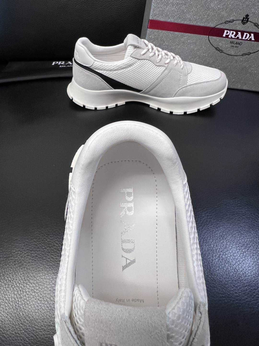 PRADA  高品质  顶级工艺品 普拉达 专柜同步 原厂配置，意大利进口原版牛皮面料，透气舒适进口水染