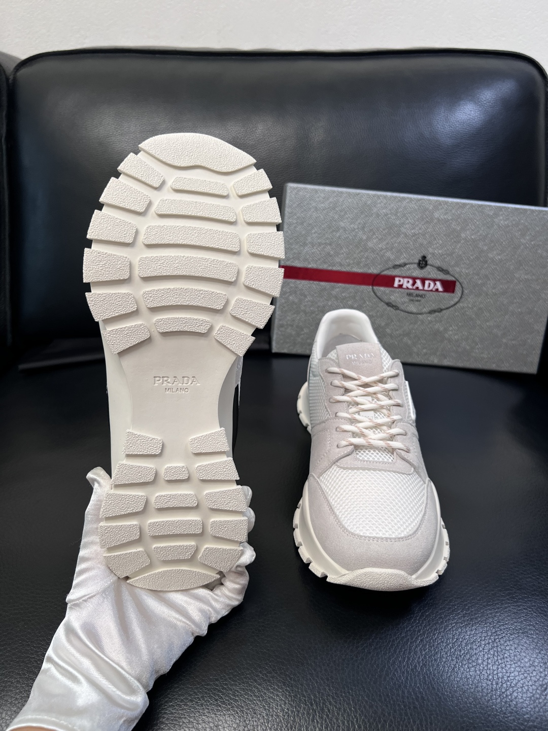 PRADA  高品质  顶级工艺品 普拉达 专柜同步 原厂配置，意大利进口原版牛皮面料，透气舒适进口水染