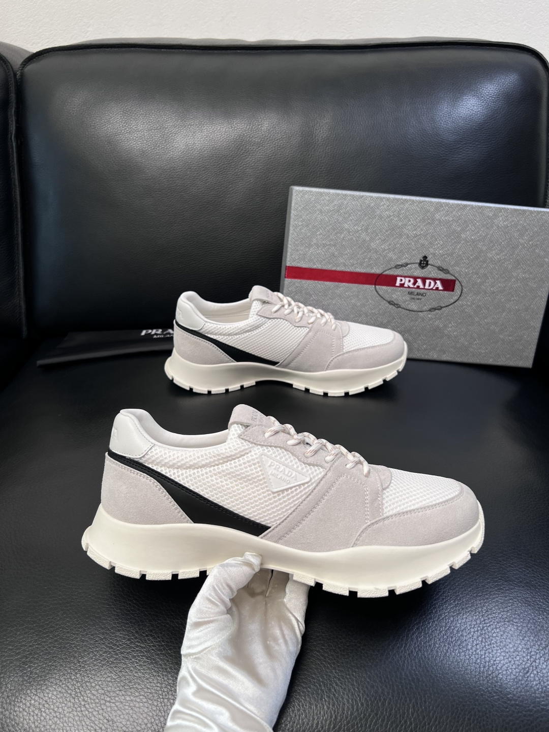 PRADA  高品质  顶级工艺品 普拉达 专柜同步 原厂配置，意大利进口原版牛皮面料，透气舒适进口水染