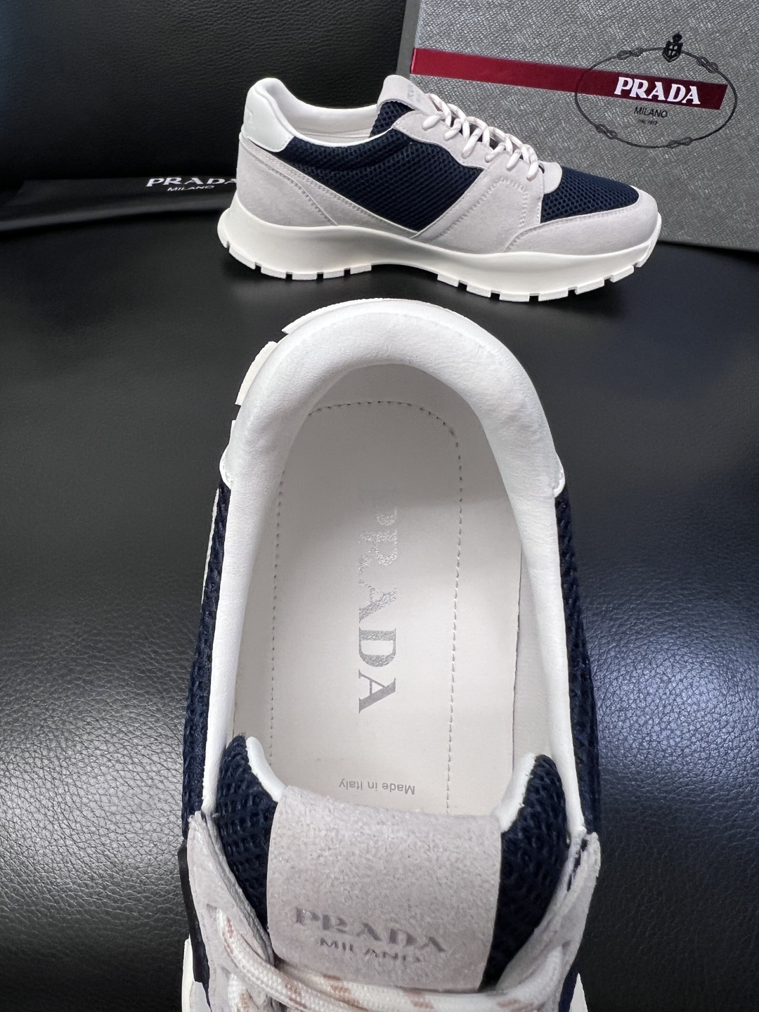 PRADA  高品质  顶级工艺品 普拉达 专柜同步 原厂配置，意大利进口原版牛皮面料，透气舒适进口水染