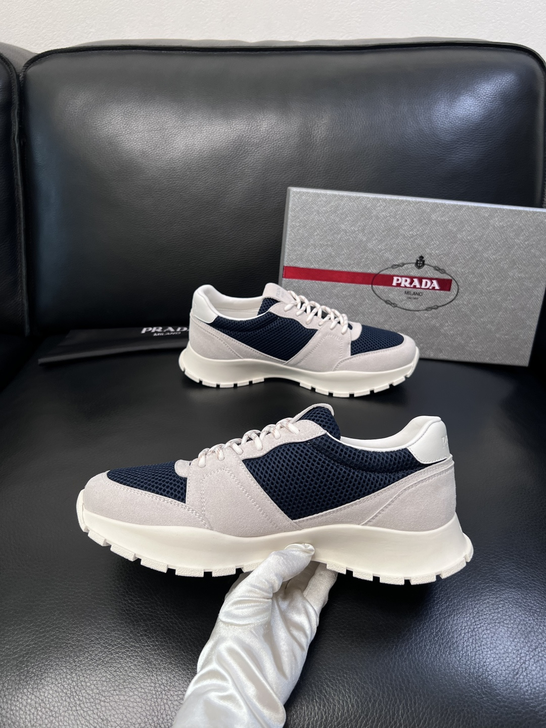 PRADA  高品质  顶级工艺品 普拉达 专柜同步 原厂配置，意大利进口原版牛皮面料，透气舒适进口水染