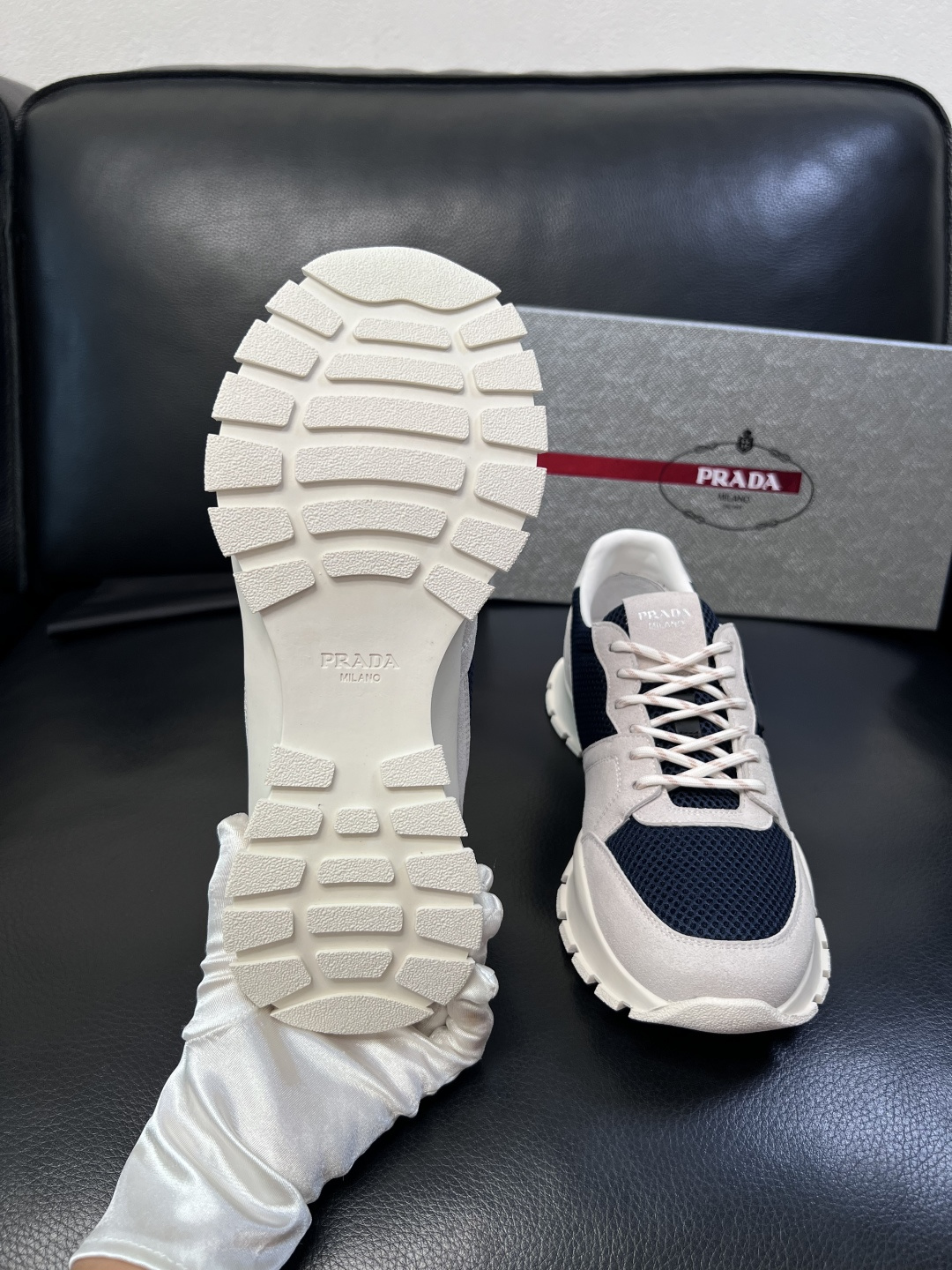 PRADA  高品质  顶级工艺品 普拉达 专柜同步 原厂配置，意大利进口原版牛皮面料，透气舒适进口水染