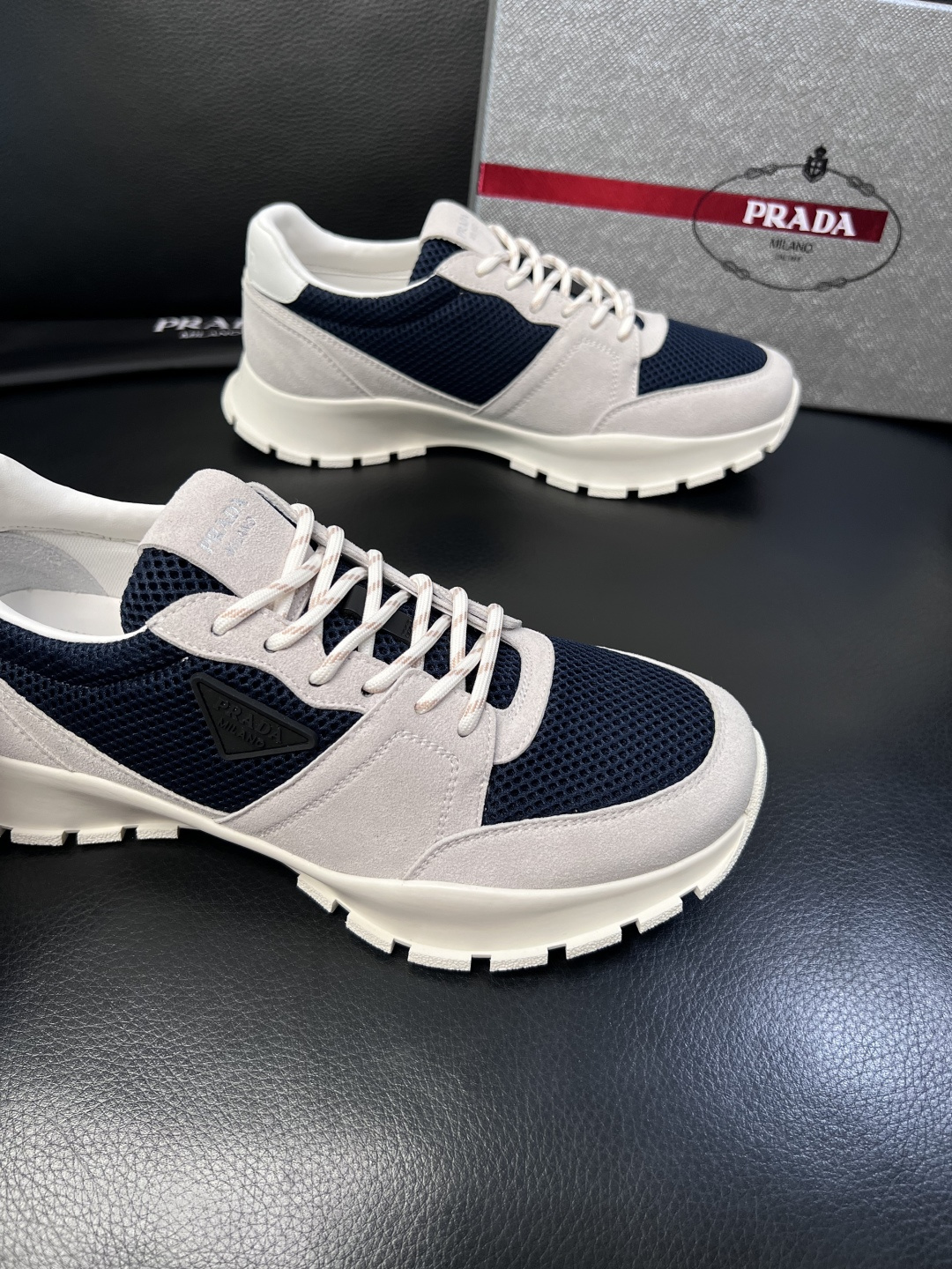 PRADA  高品质  顶级工艺品 普拉达 专柜同步 原厂配置，意大利进口原版牛皮面料，透气舒适进口水染