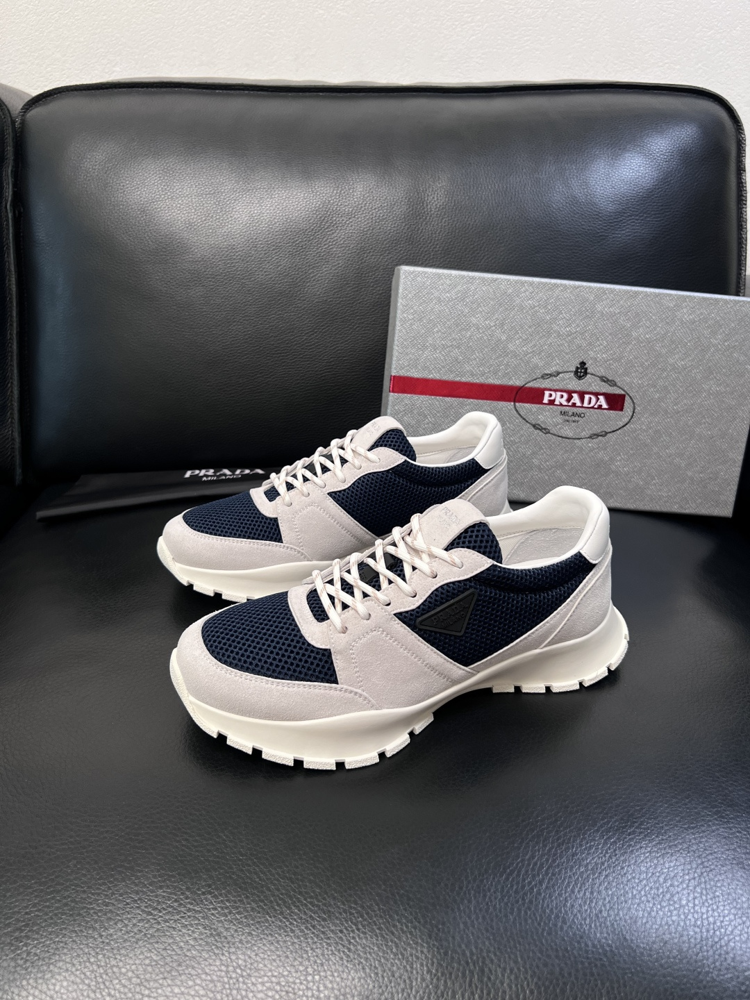 PRADA  高品质  顶级工艺品 普拉达 专柜同步 原厂配置，意大利进口原版牛皮面料，透气舒适进口水染