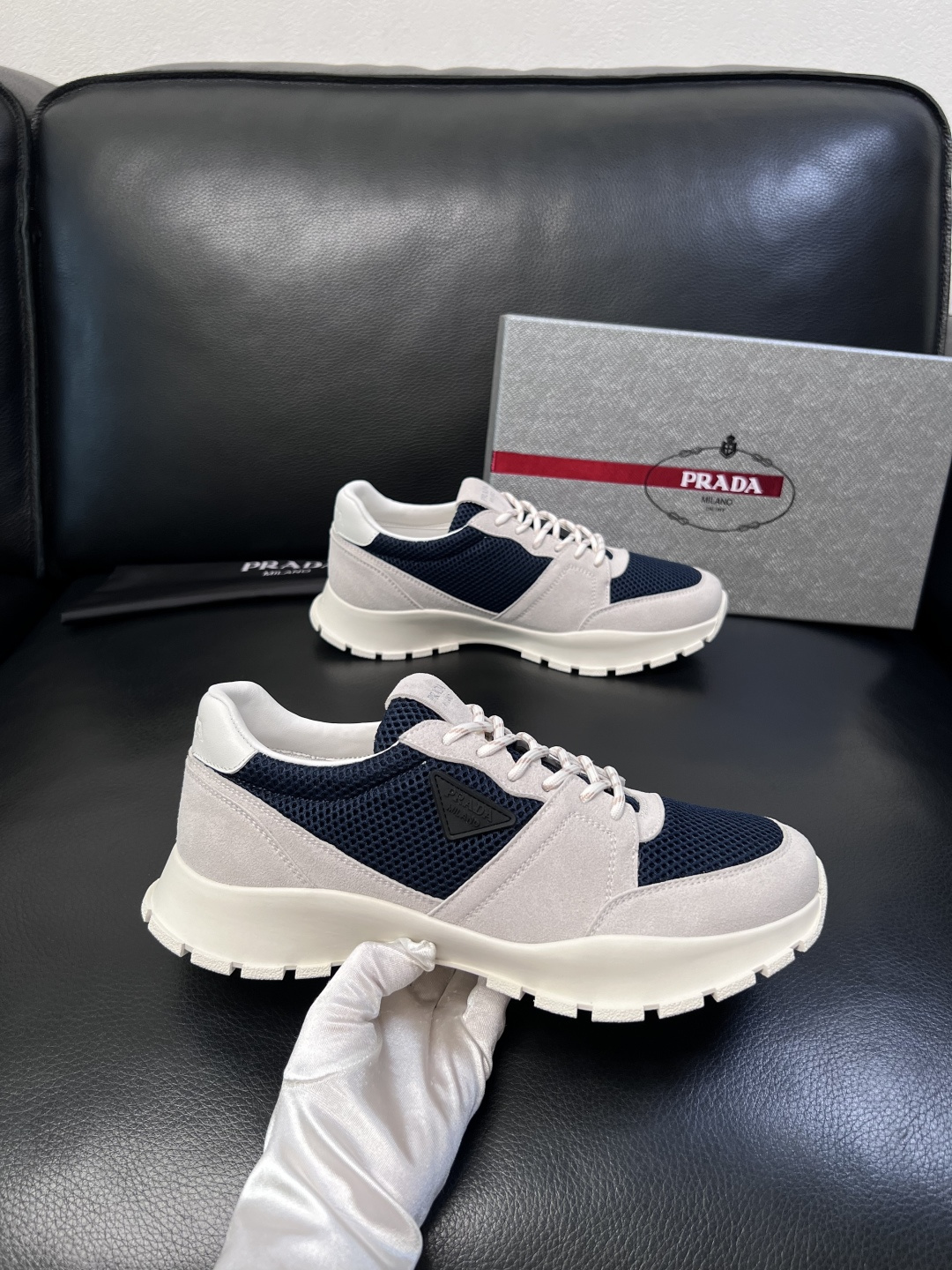 PRADA  高品质  顶级工艺品 普拉达 专柜同步 原厂配置，意大利进口原版牛皮面料，透气舒适进口水染