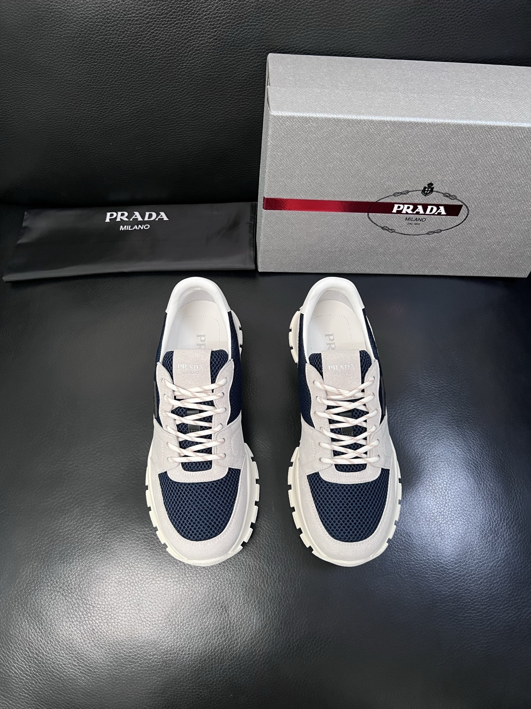 PRADA  高品质  顶级工艺品 普拉达 专柜同步 原厂配置，意大利进口原版牛皮面料，透气舒适进口水染