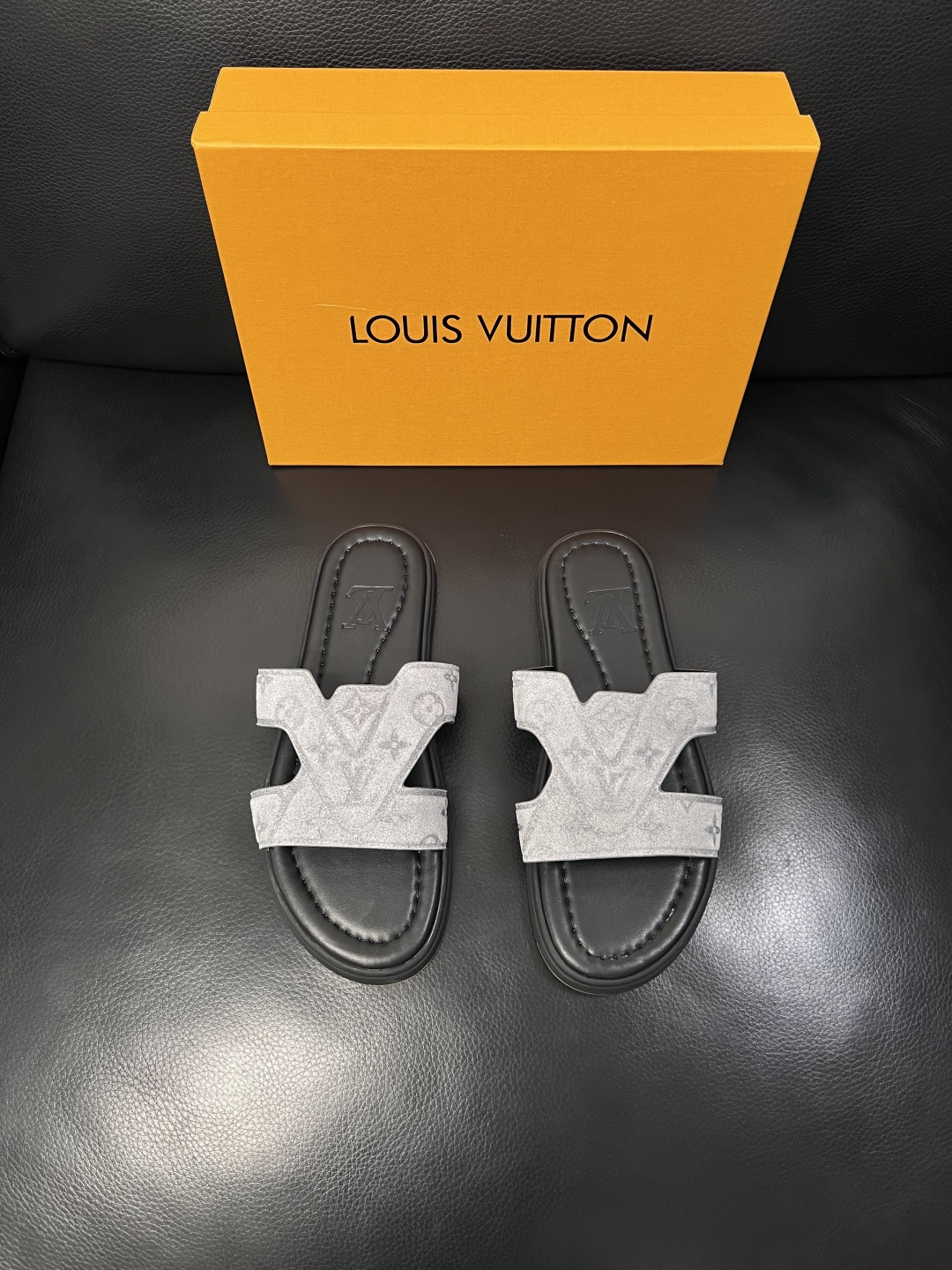 Lv  高品质  顶级工艺品  路易威登，拖鞋  专柜同步原厂配置，鞋面意大利进口，高品质拼接缤纷色彩复