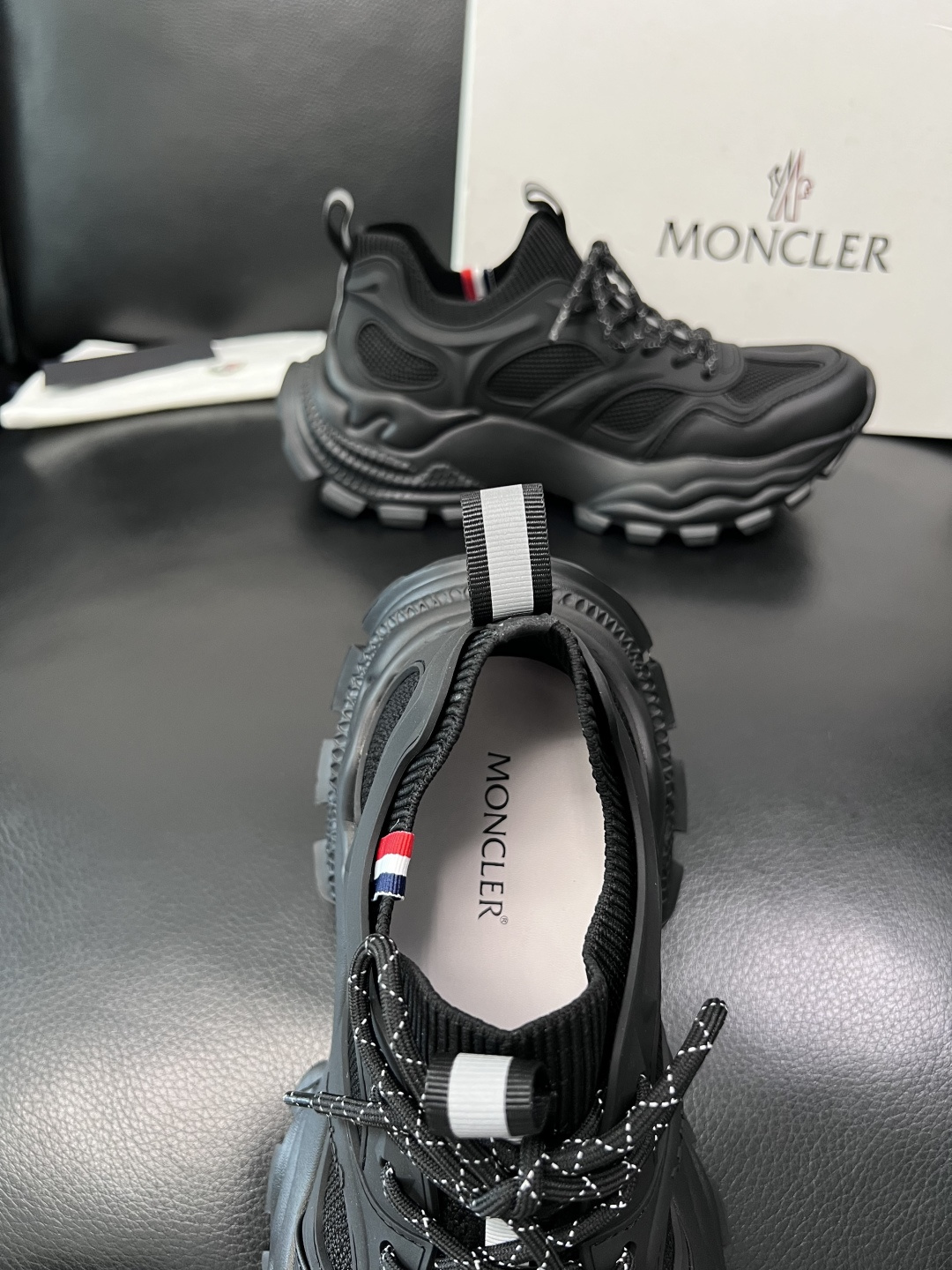 MONCLER  高品质  顶级工艺品   蒙口 新品专柜新款，原厂配置意大利进口牛皮搭配面料，高品质复