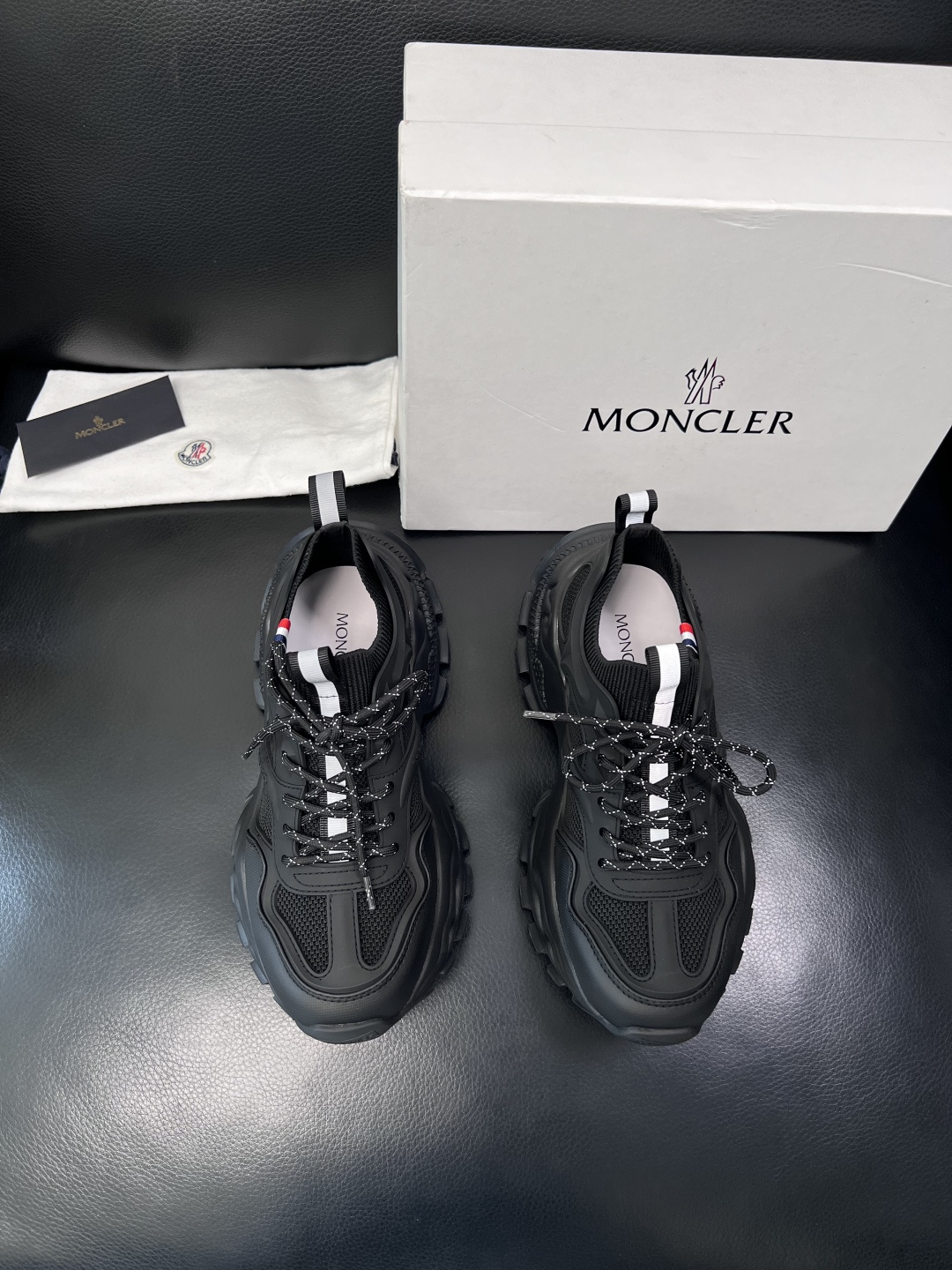 MONCLER  高品质  顶级工艺品   蒙口 新品专柜新款，原厂配置意大利进口牛皮搭配面料，高品质复