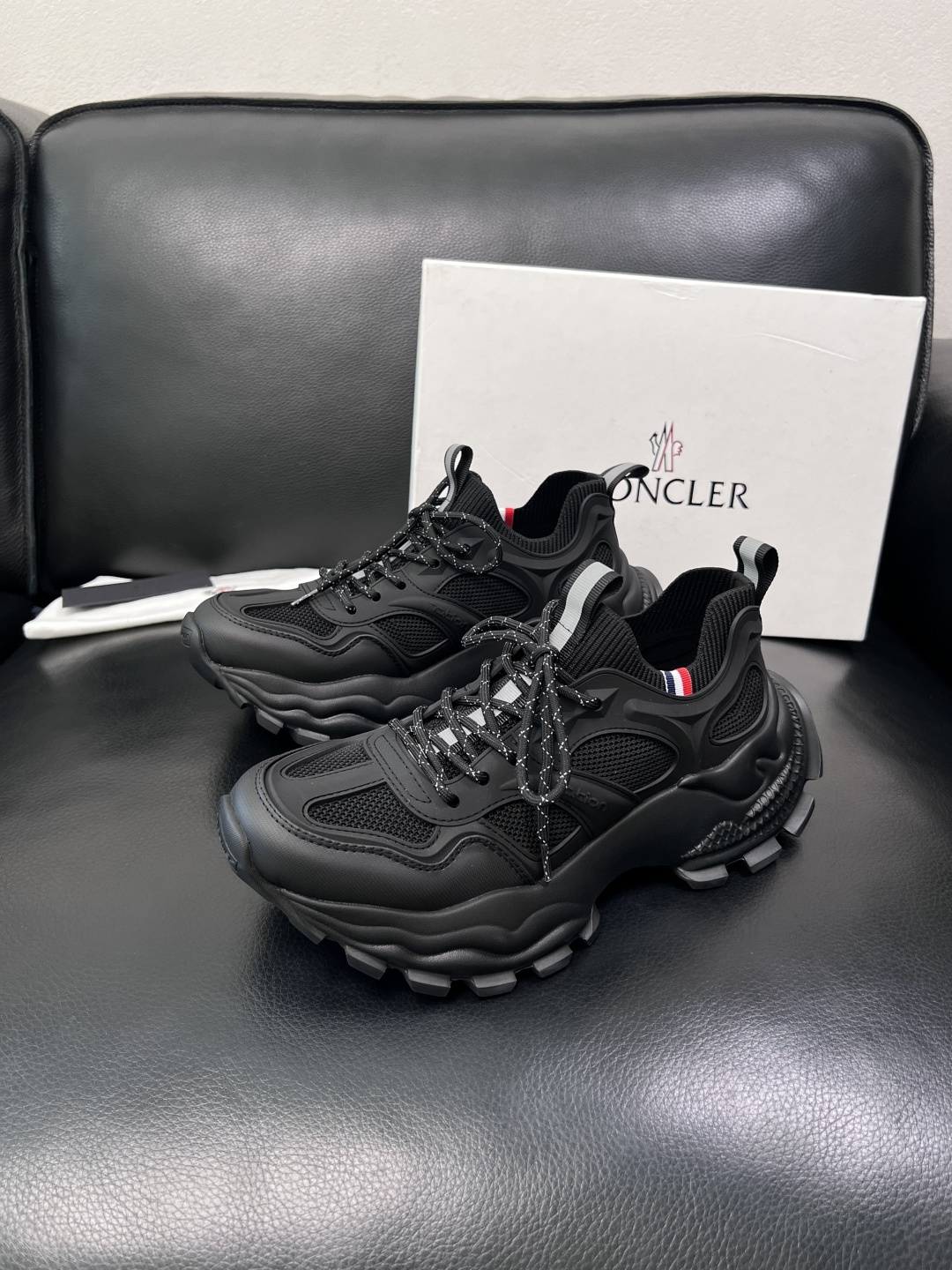 MONCLER  高品质  顶级工艺品   蒙口 新品专柜新款，原厂配置意大利进口牛皮搭配面料，高品质复