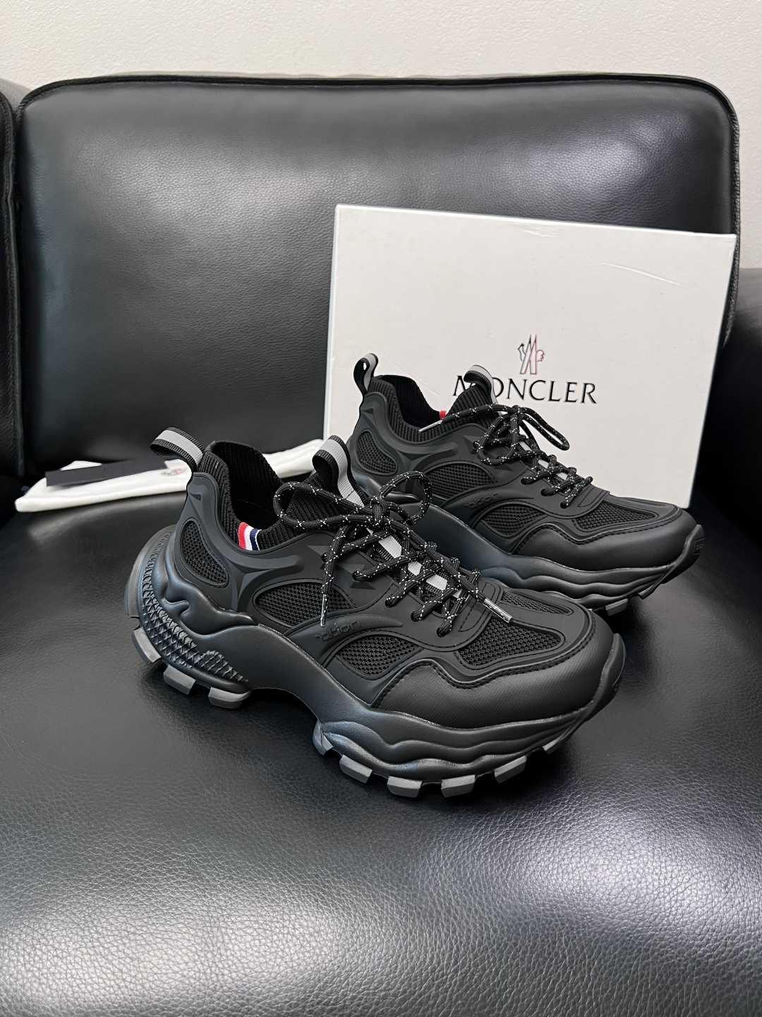MONCLER  高品质  顶级工艺品   蒙口 新品专柜新款，原厂配置意大利进口牛皮搭配面料，高品质复