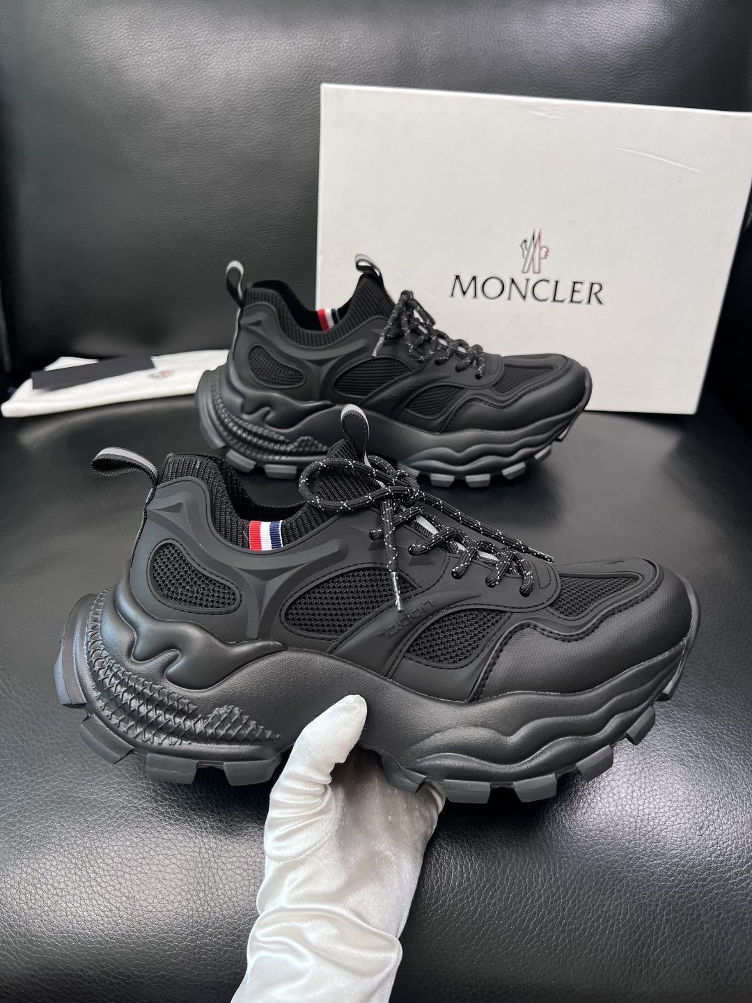 MONCLER  高品质  顶级工艺品   蒙口 新品专柜新款，原厂配置意大利进口牛皮搭配面料，高品质复