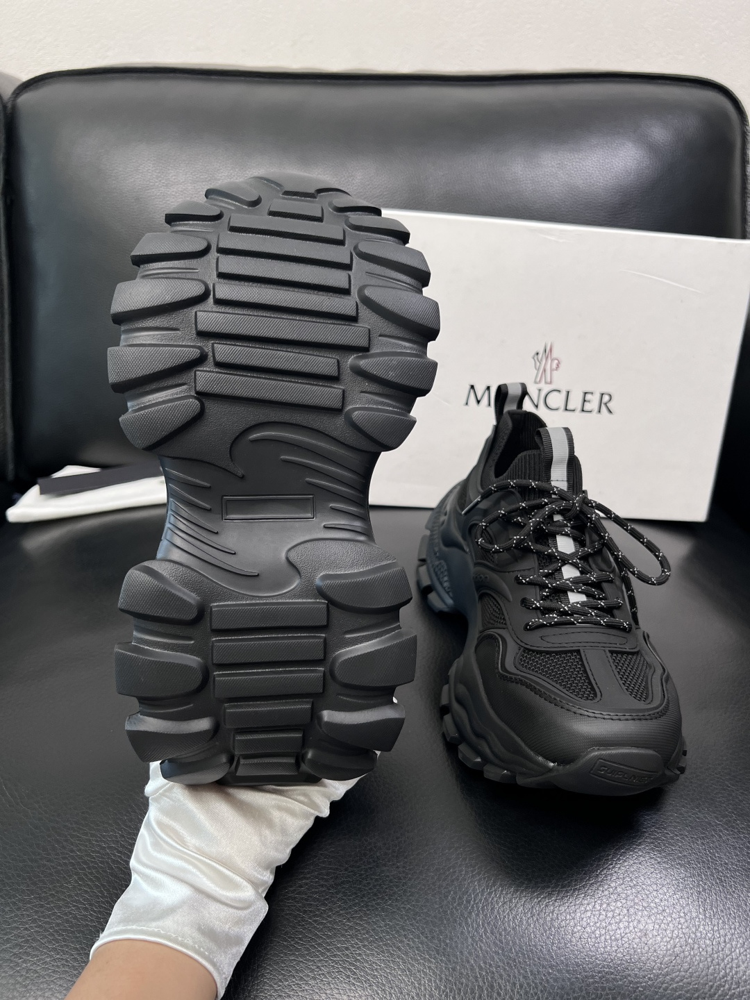MONCLER  高品质  顶级工艺品   蒙口 新品专柜新款，原厂配置意大利进口牛皮搭配面料，高品质复