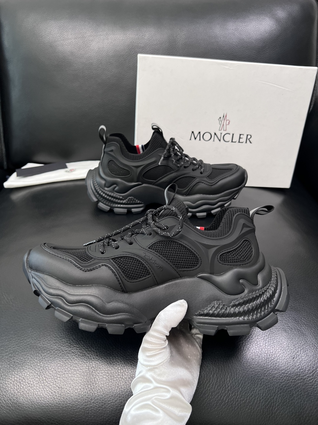 MONCLER  高品质  顶级工艺品   蒙口 新品专柜新款，原厂配置意大利进口牛皮搭配面料，高品质复