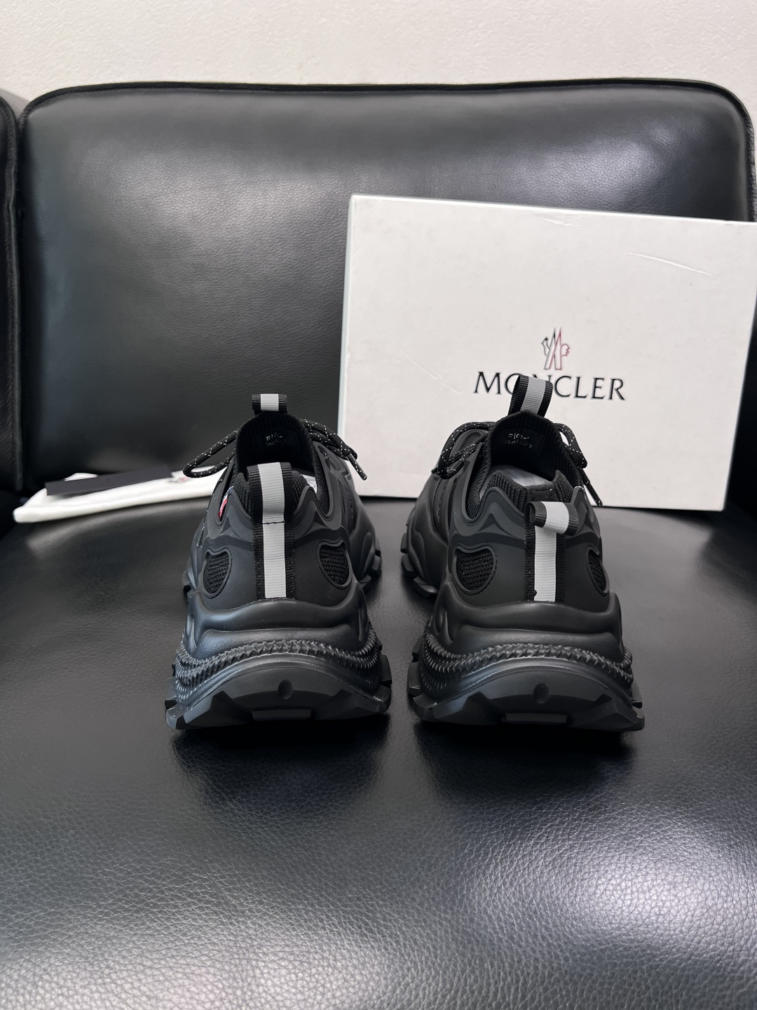 MONCLER  高品质  顶级工艺品   蒙口 新品专柜新款，原厂配置意大利进口牛皮搭配面料，高品质复